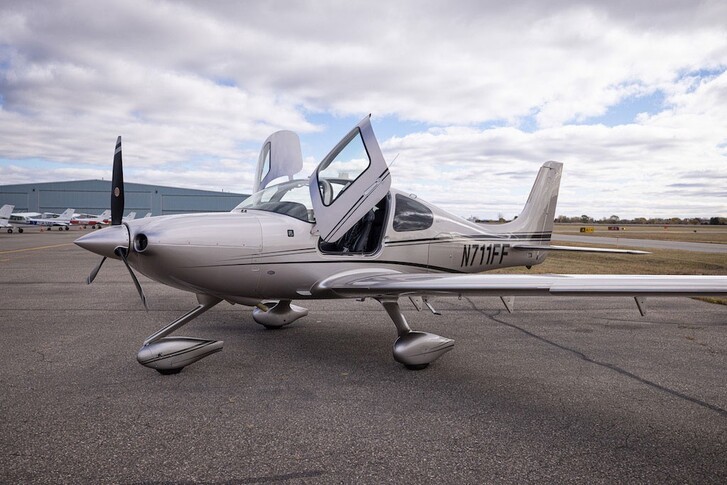 Cirrus SR22 G5 GTS Exterior